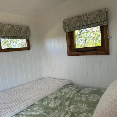 Holiday home Fernlea Luxury Shepherds Hut - Sleeps 2 & Hot Tub *