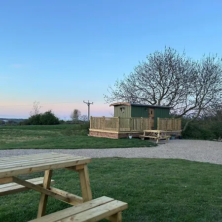 Fernlea Luxury Shepherds Hut - Sleeps 2 & Hot Tub