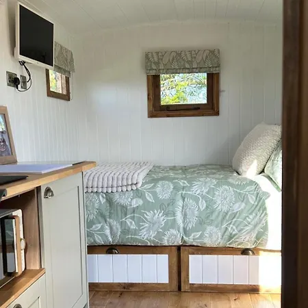 Holiday home Fernlea Luxury Shepherds Hut - Sleeps 2 & Hot Tub