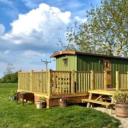 Fernlea Luxury Shepherds Hut - Sleeps 2 & Hot Tub *