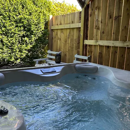 Fernlea Luxury Shepherds Hut - Sleeps 2 & Hot Tub Holiday home *